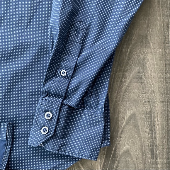 Robert Graham Classic Fit Button Up Shirt
Flip Cuff
Men’s Large 
Navy Blue White - Picture 4 of 11